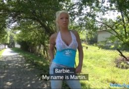 Public Agent venku rychle vyšuká nevěrnou manželku Barbie