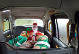 FakeTaxi – Santa šuká dvě elfky v taxíku