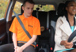 FakeDrivingSchool – Instruktor dbá na bezpečnost a tak ji učí jak se vyprostit